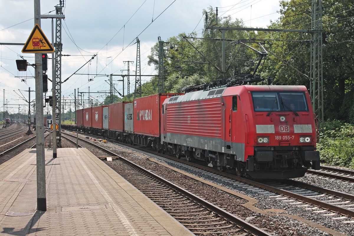 Mit einem Containerzug in den Hamburger Hafen fuhr am Mittag des 19.07.2019 die 189 055-7 aus Richtung Rangierbahnhof Maschen kommend durch den Bahnhof von Hamburg Harburg.