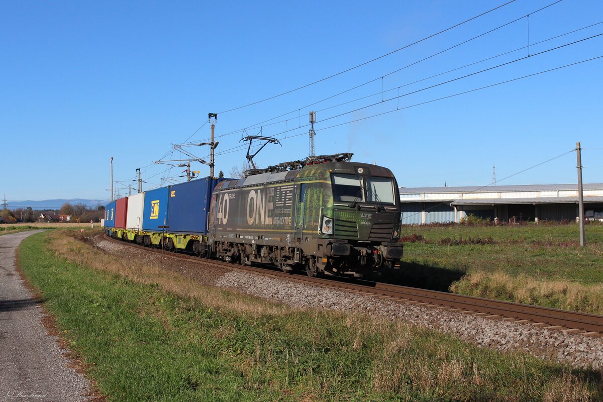 Mit einem Containerzug von Kalsdorf Terminal, wo sich das Cargo Terminal Graz befindet, fährt die LTE 193 957 in Richtung Koper Luka, hier am 4.11.2025 auf dem eingleisig Abschnitt der Südbahn kurz hinter Werndorf.