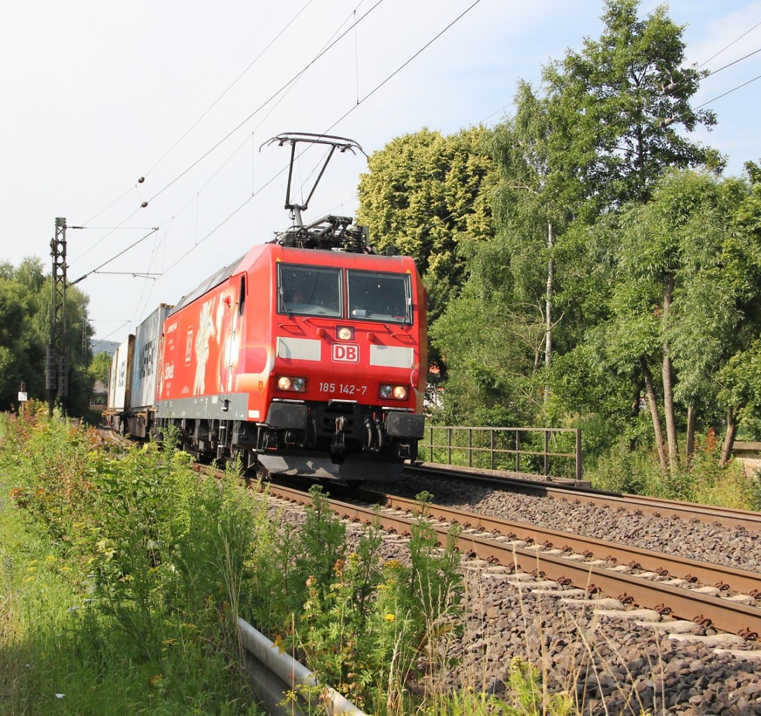 Mit einem Containerzug kam am 17.07.2013 die 185 142-7 in Richtung Norden über die KBS 613. Aufgenommen in Wehretal-Reichensachsen.