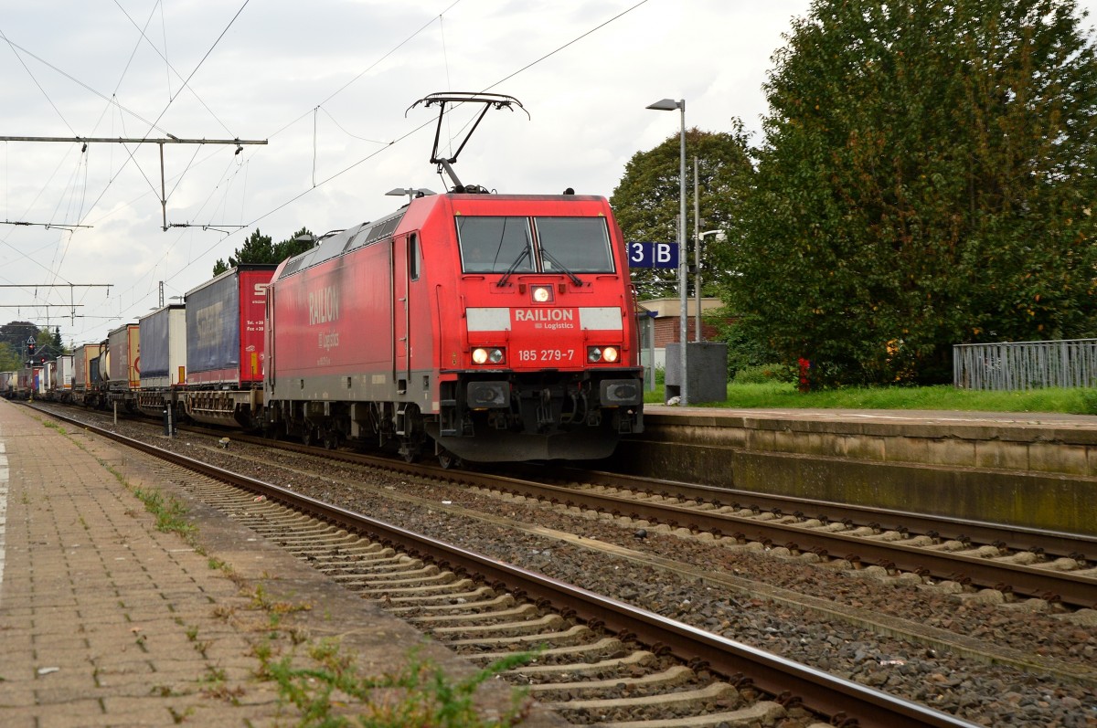 Mit einem Containerzug kommt die 185 279-7 gen Aachen West fahrend in den Rheydter Hbf gefahren. Samstag den 11.10.2014