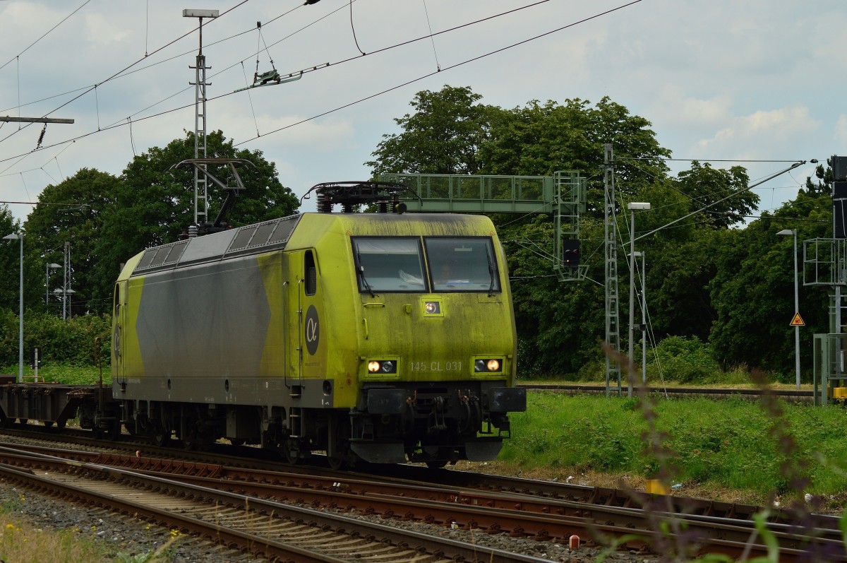 Mit einem Containerzug kommt die Crossrail 145 103-8 alias 145 CL 031 durch den Rheydter Hbf gen Aachen gefahren am Samstag den 21.6.2014