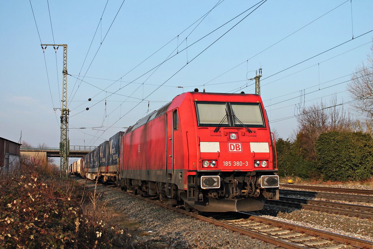 Mit einem Containerzug und leichter schminke (Puffer, Schneeräumer) stand am 21.02.2018 die 185 380-3 abgestellt auf dem Überholgleis von Müllheim (Baden) und wartete dort auf ihre Weiterfahrt in Richtung Schweizer Grenze.