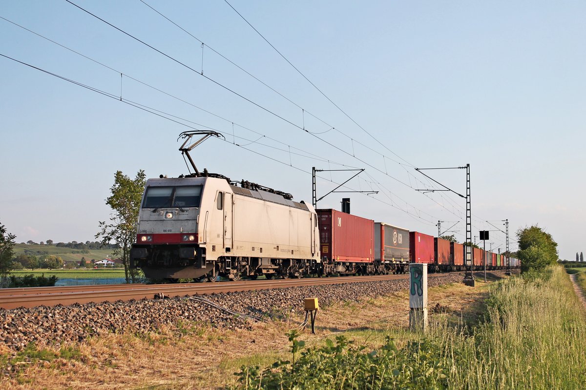Mit einem Containerzug (Melzo Scalo - Wanne Eikel) fuhr am Abend des 24.05.2019 die Maquarie/XRAIL/TXL 186 910 zwischen Hügelheim und Buggingen über die KBS 703 durchs Rheintal in Richtung Freiburg (Breisgau).