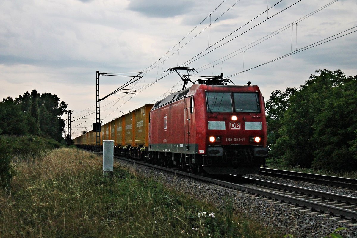 Mit einem Containerzug der mit neuen Schweizer Postcontainer beladen war, fuhr am Abend des 21.07.2017 die 185 061-9 bei Buggingen durchs Rheintal in Richtung Schweizer Grenze.