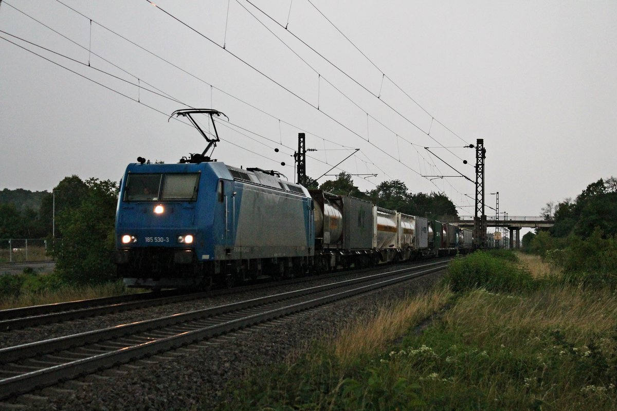 Mit einem Containerzug nach Aachen West/Belgien fuhr am Abend bei starken Regen die ATLU/XRAIL 185 530-3 südlich von Buggingen am dortigen Industriegebiet in Richtung Freiburg (Breisgau) vorbei.