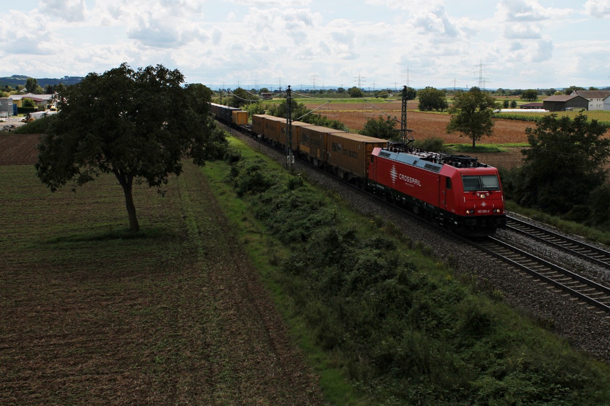 Mit einem Containerzug nach Aachen West/Antwerpen fuhr am 24.08.2014 die 185 595-6  Ruth  von Crossrail zwischen Auggen und Müllheim (Baden) dem Ziel entgegen.