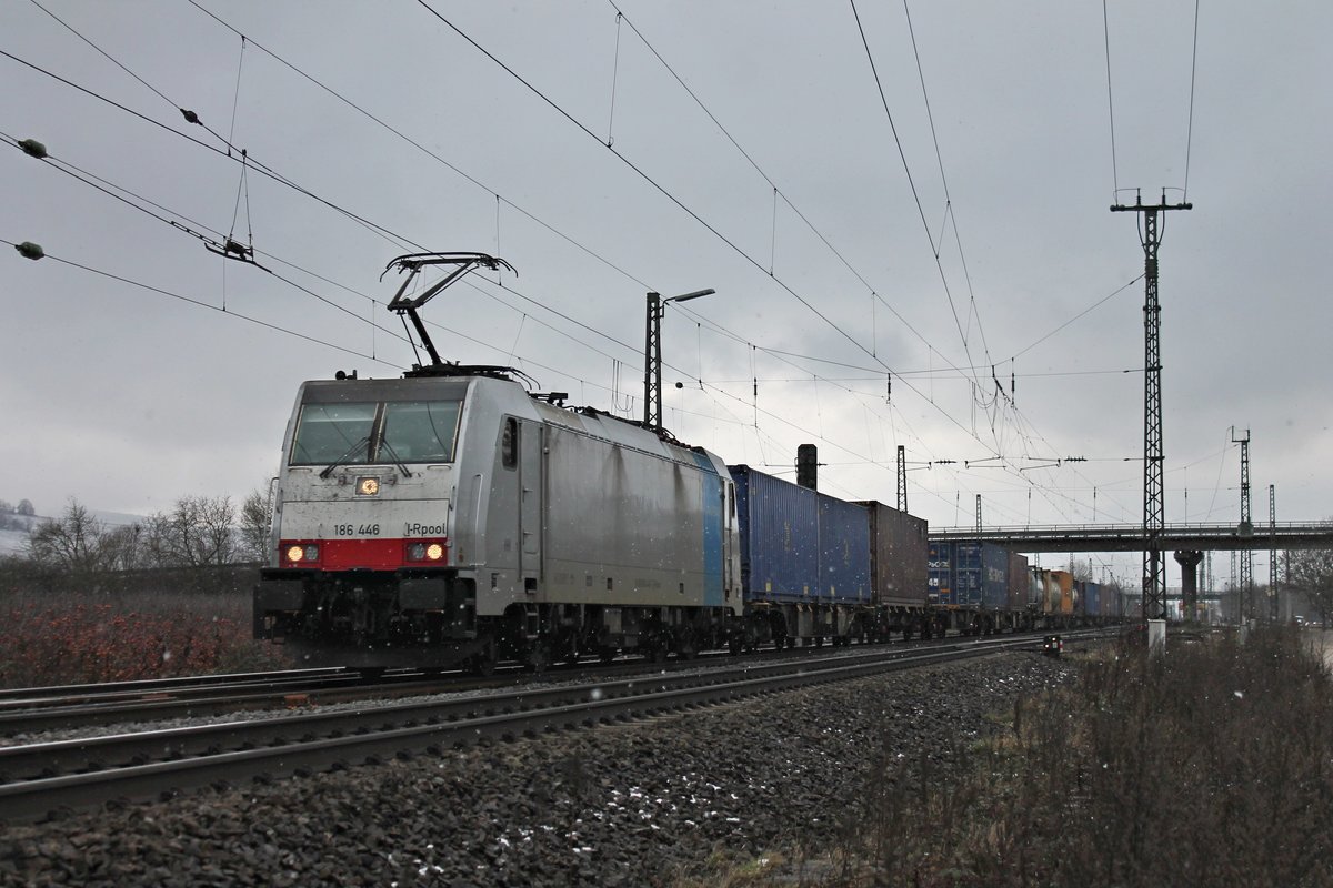 Mit einem Containerzug nach Antwerpen fuhr am Mittag des 10.01.2019 die Rpool/LINEAS 186 446 bei leichtem Schneefall nördlich von Müllheim (Baden) über die KBS 703 durchs Markgräflerland in Richtung Freiburg (Breisgau).