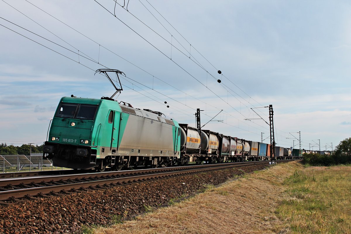 Mit einem Containerzug nach Antwerpen fuhr am Abend des 03.06.2020 die ATLU/XRAIL 185 613-7, welche den Zug seit Basel SBB RB bespannte, nördlich von Waghäusel über die KBS 700 (Rheinbahn) in Richtung Mannheim.