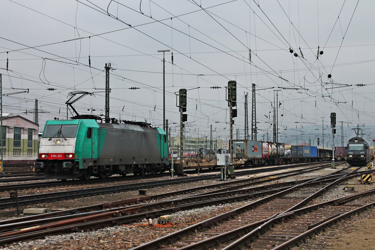 Mit einem Containerzug nach Belgien fuhr am 23.02.2018 die ATLU/RTX E 186 206 (ex. COBRA 2814) über Gleis 1 durch den Badischen Bahnhof von Basel in Richtung Weil am Rhein.