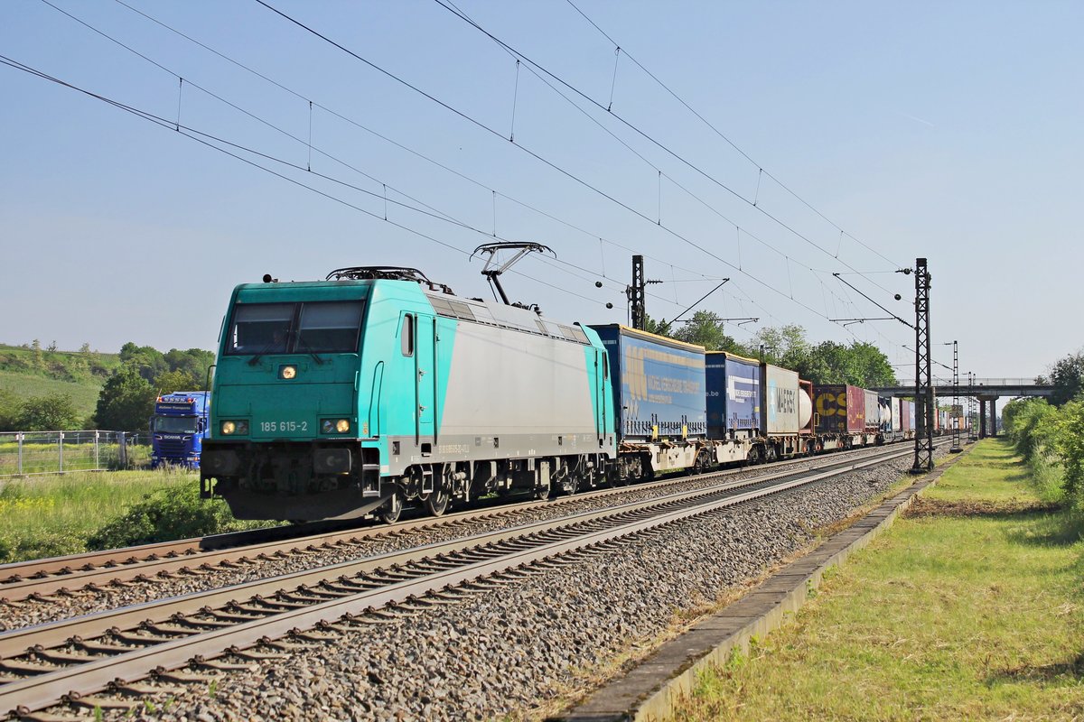 Mit einem Containerzug nach Belgien fuhr am Nachmittag des 23.05.2019 die ATLU/RTX 185 615-2 südlich vom Hp. Buggingen durchs dortige Industriegebiet über die KBS 703 in Richtung Freiburg (Breisgau).