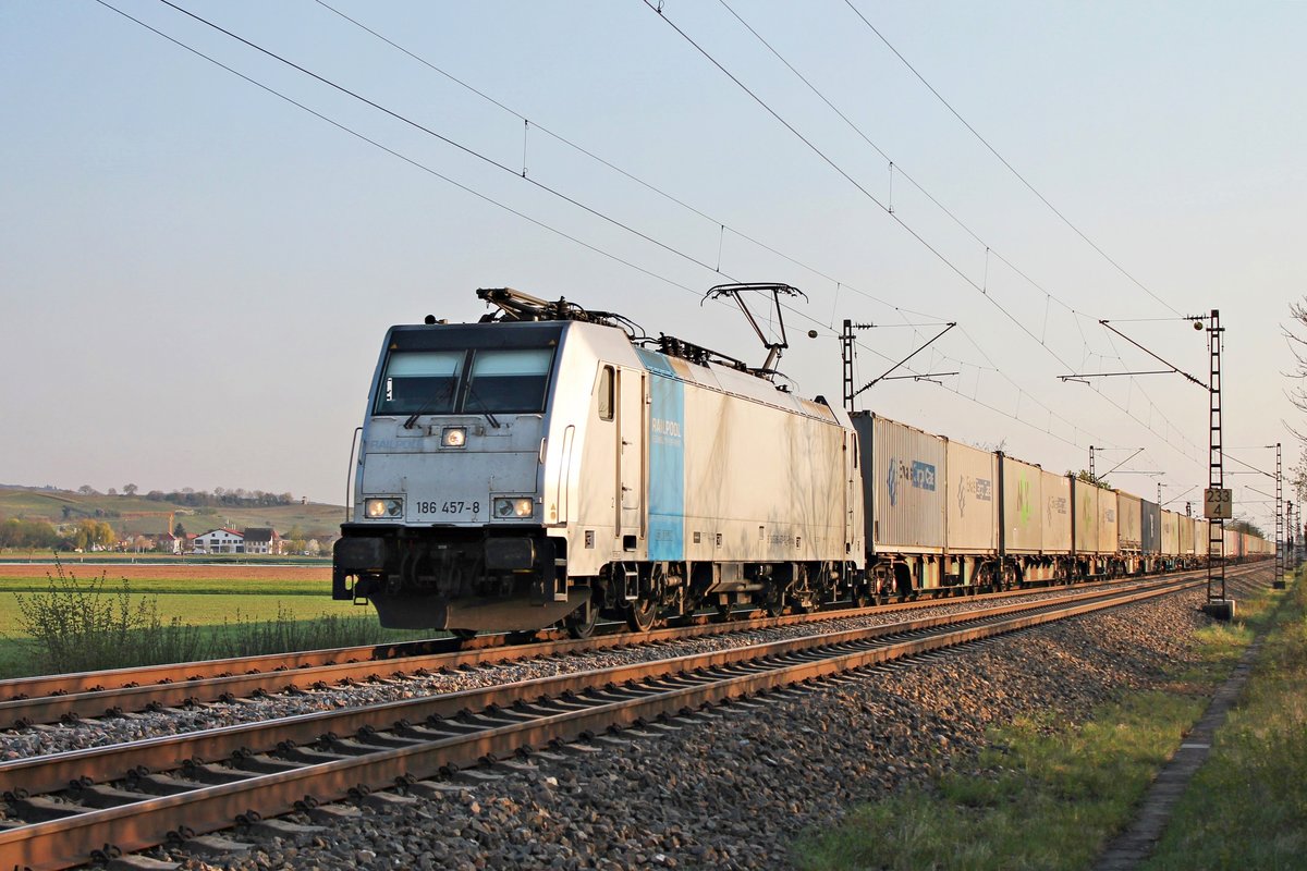 Mit einem Containerzug nach Belgien fuhr am Abend des 10.04.2020 die Rpool/LINEAS 186 457-8, welche den Containerzug seit Basel SBB RB bespannte, nördlich von Hügelheim durchs Makrgräflerland in Richtung Buggingen.