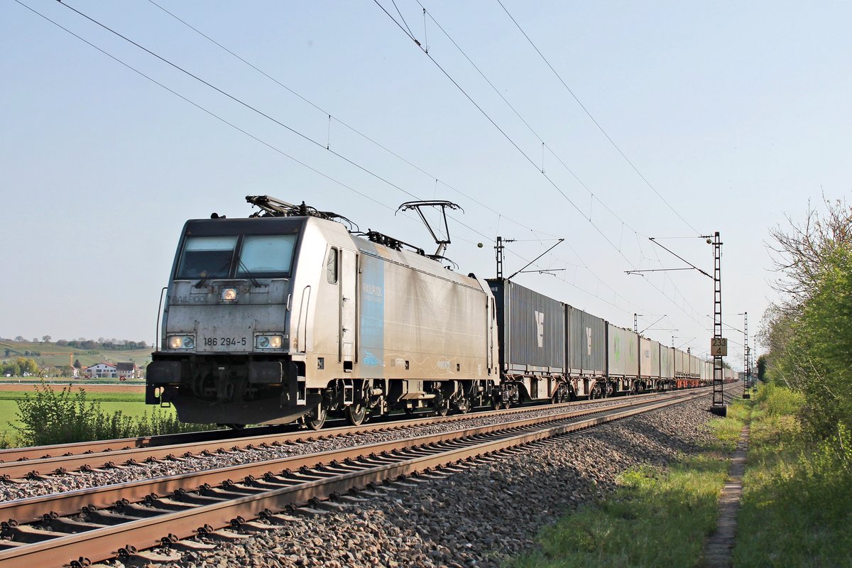 Mit einem Containerzug nach Belgien fuhr am späten Nachmittag des 16.04.2020 die Rpool/LINEAS 186 294-5, welche den Zug seit Basel SBB RB bespannte, nördlich von Hügelheim durchs Rheintal in Richtung Freiburg (Breisgau).