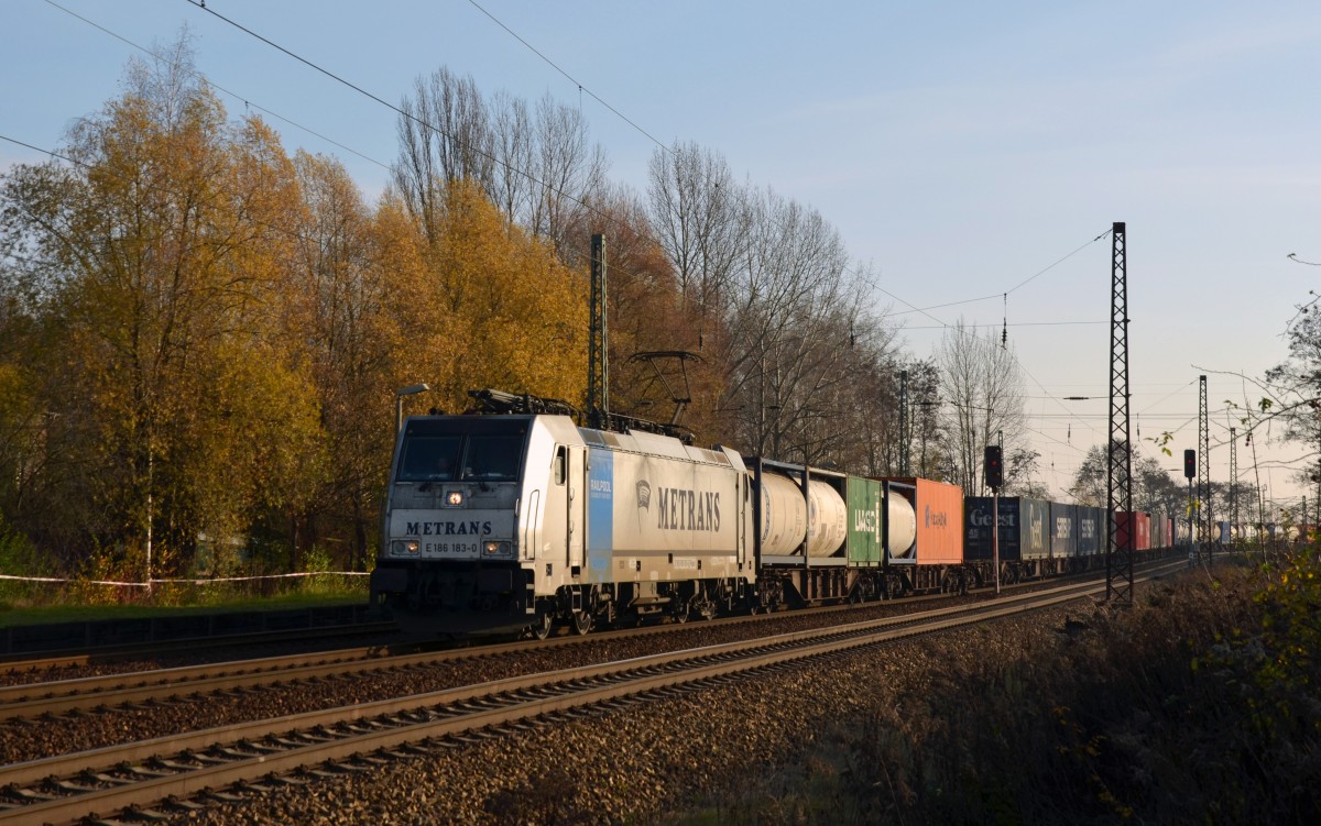 Mit einem Containerzug nach Hamburg passiert am 22.11.14 186 183 Leipzig-Thekla Richtung Mockau. Wegen Bauarbeiten in Annaburg wurden die Züge an diesem Wochenende über Leipzig umgeleitet.