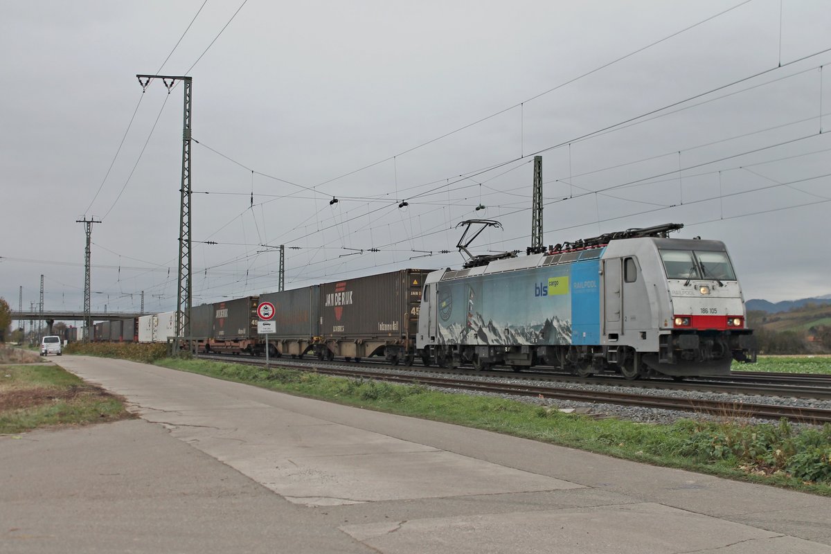 Mit einem Containerzug nach Italien fuhr am 09.11.2016 die Rpool/BLSC 186 105  1 Locomotive / 4 Countries  durch die Gleisanlagen von Müllheim (Baden) gen Basel.
