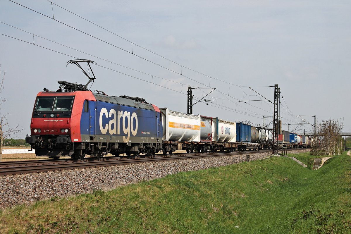 Mit einem Containerzug nach Italien fuhr am 11.04.2017 die Re 482 021-3 bei Hügelheim durchs Markgräflerland in Richtung Basel.