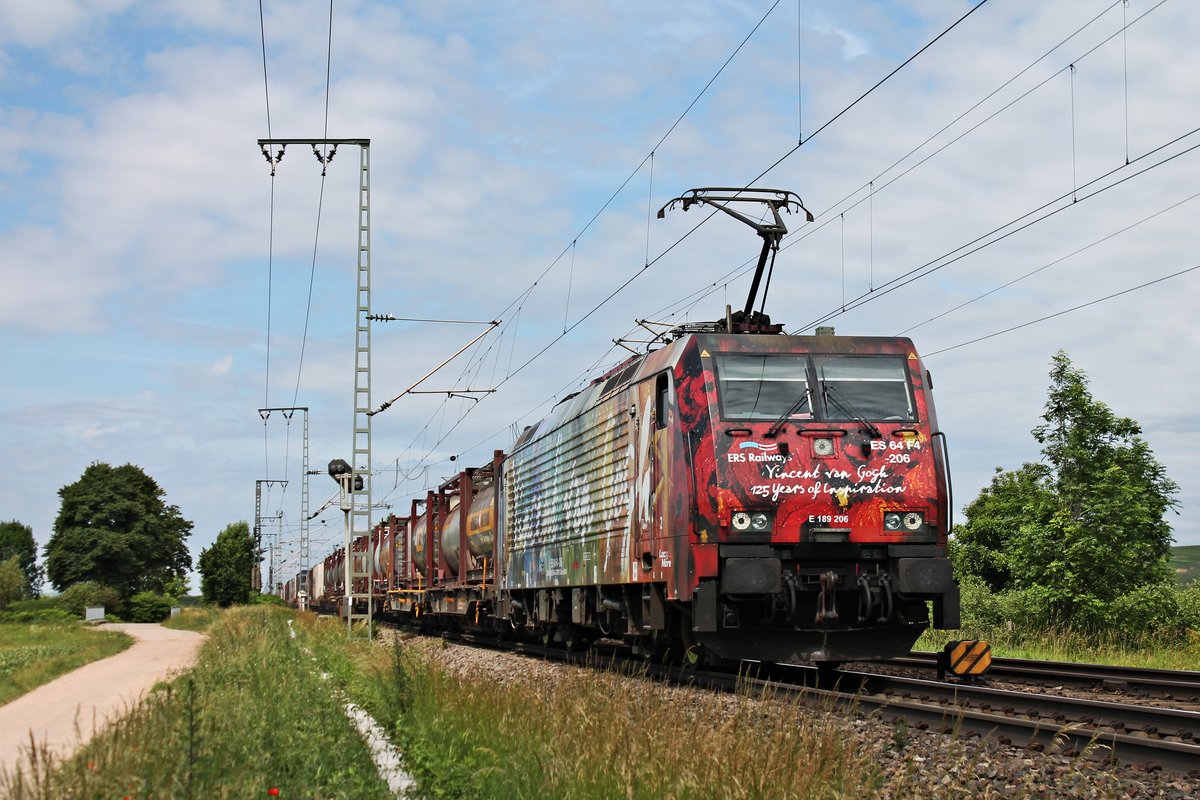 Mit einem Containerzug nach Italien fuhr am 05.06.2017 die MRCE/SBBCI ES 64 F4-206 (189 206-6)  Vincent Van Gogh  bei Müllheim (Baden) durchs Rheintal in Richtung Schweizer Grenze.