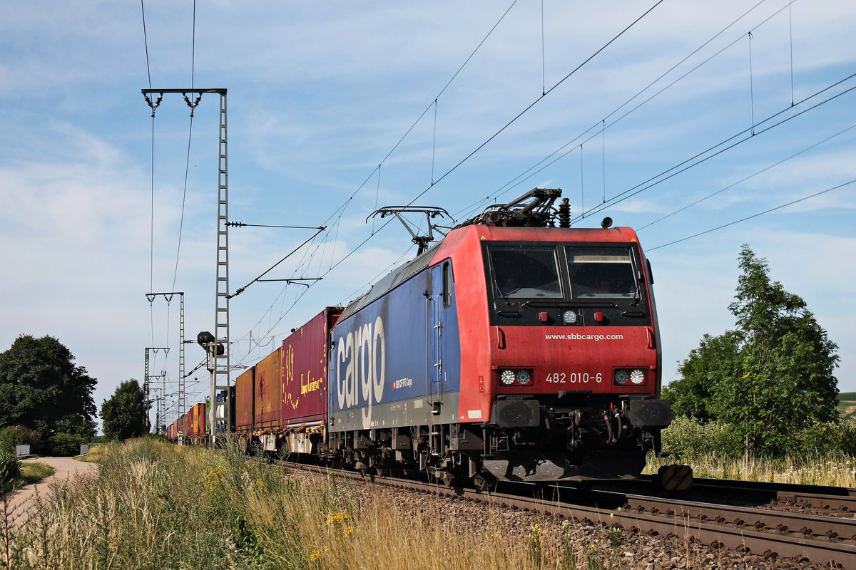 Mit einem Containerzug nach Italien fuhr am 05.07.2017 die Re 482 010-6 bei Müllheim (Baden) über die KBS 703 in Richtung Basel.