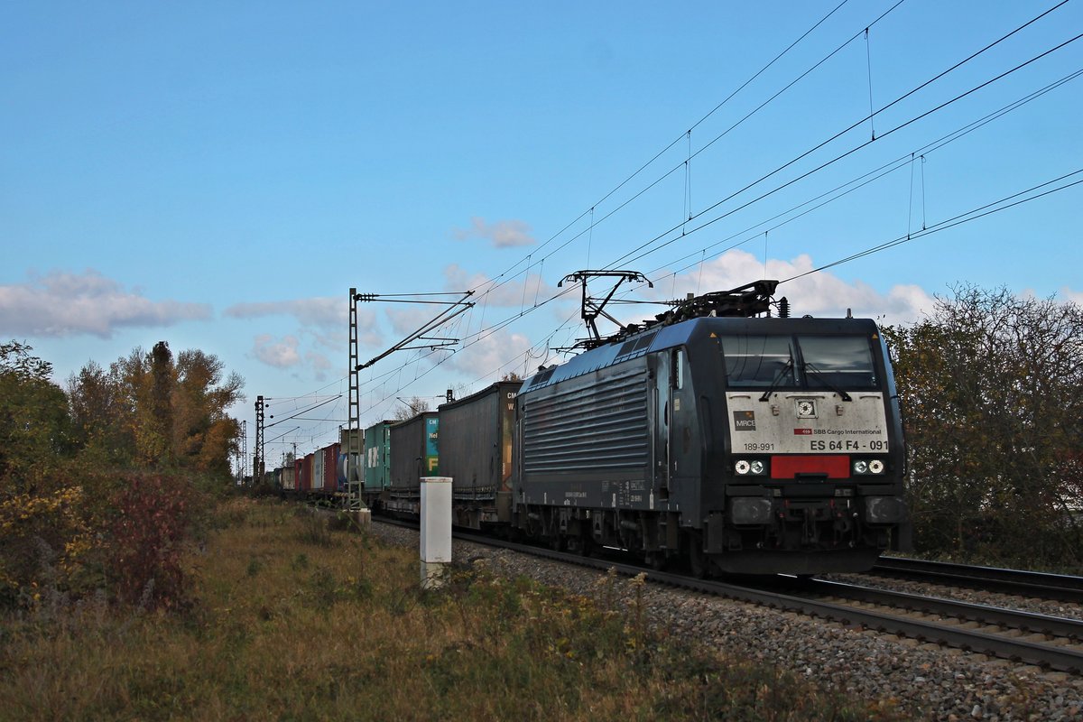 Mit einem Containerzug nach Italien fuhr am Mittag des 30.10.2017 die MRCE/SBBCI ES 64 F4-091 (189 991-3)  SBB Cargo International  südlich vom Hp. Buggingen durchs dortige Industriegebiet gen Basel fuhr.