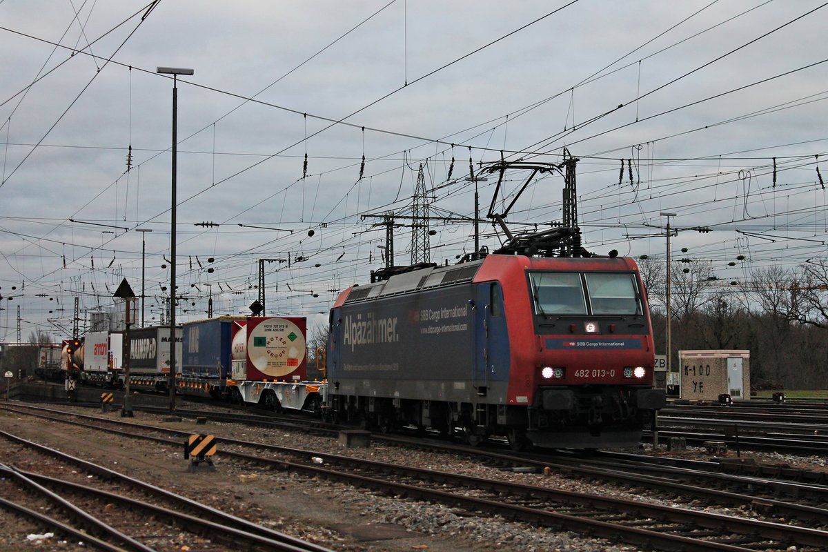 Mit einem Containerzug nach Italien fuhr am 30.01.2018 die Re 482 013-0  Alpäzähmer  aus Richtung Weil am Rhein durch den Badischen Bahnhof von Basel gen Rangierbahnhof Muttenz.