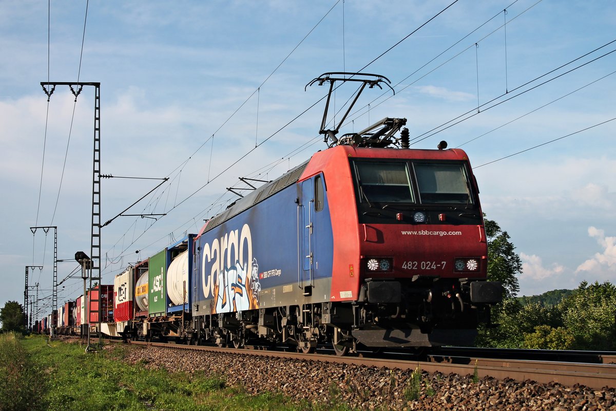 Mit einem Containerzug nach Italien fuhr am Nachmittag des 07.06.2018 die Re 482 024-7 bei Müllheim (Baden) durchs Rheintal in Richtung Basel.
