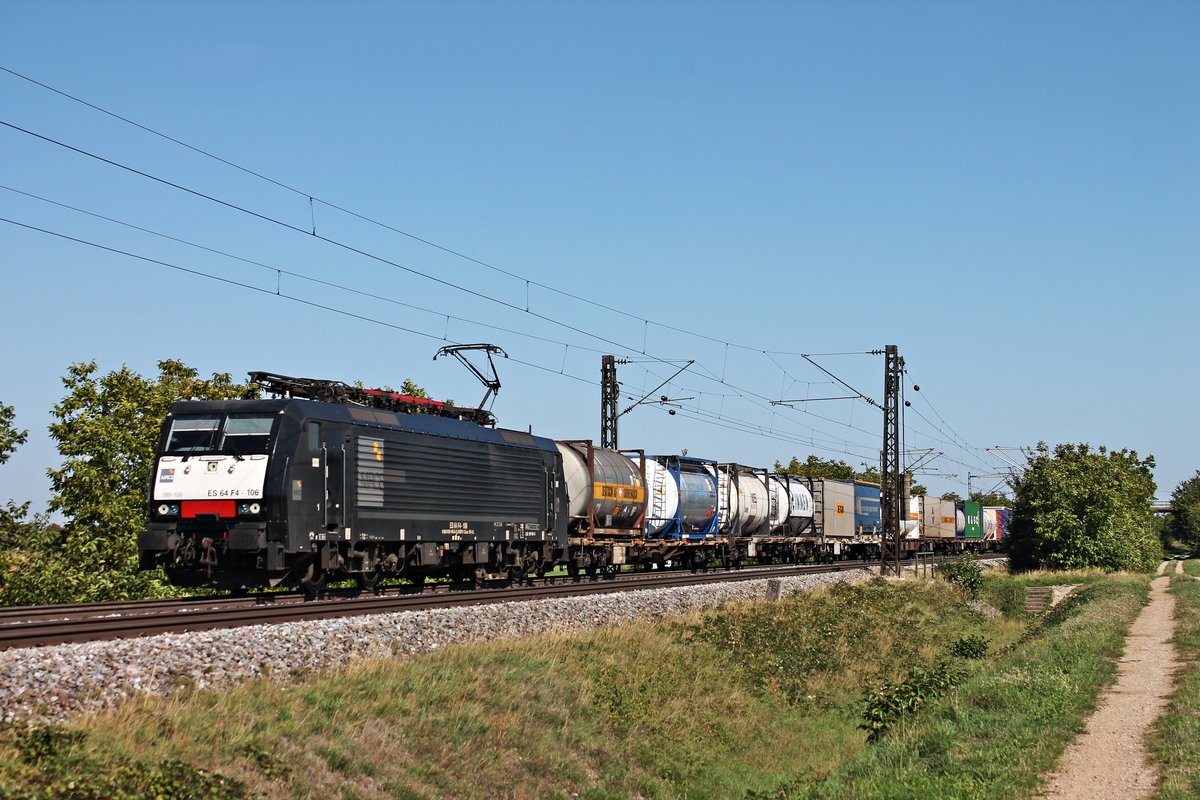 Mit einem Containerzug nach Italien fuhr am 12.09.2018 die MRCE/SBBCI ES 64 F4-106 (189 106-8), welche den Zug nur bis Basel SBB Rbf bespannte, auf Höhe von Hügelheim über die KBS 703 in Richtung Schweiz.