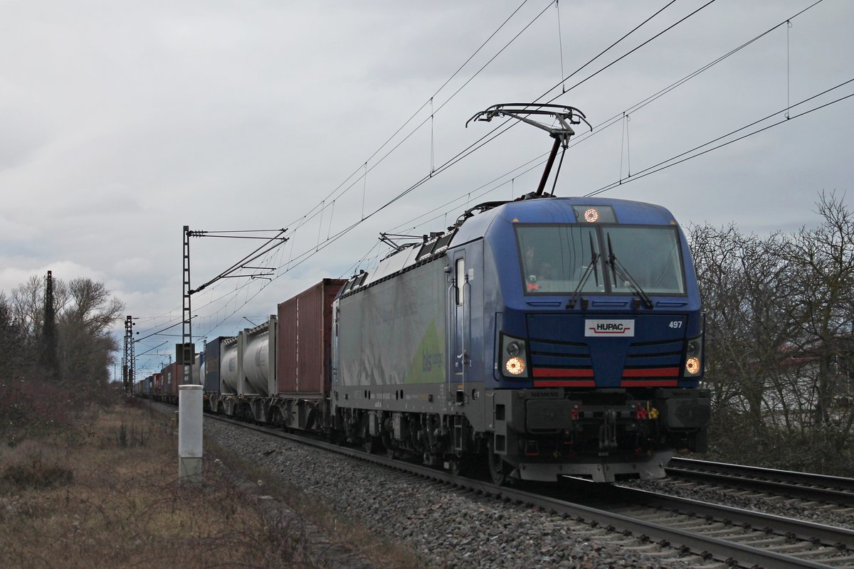 Mit einem Containerzug nach Italien fuhr am Nachmittag des 27.01.2019 die HUPAC/BLSC 193 497  BLS Cargo. Die Alpinisten.  südlich vom Hp. Bugginegn durchs dortige Industriegebiet in Richtung Schweiz.