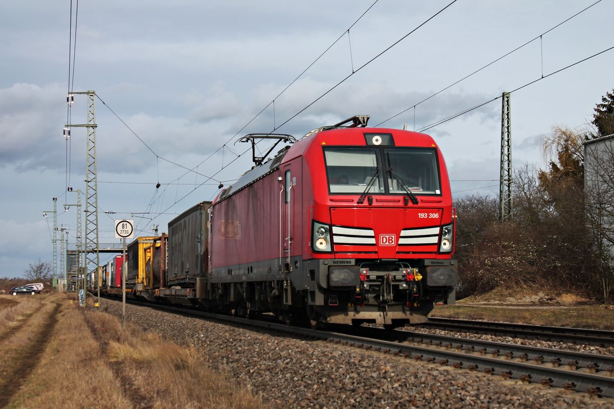 Mit einem Containerzug nach Italien fuhr am Nachmittag des 09.02.2019 die 193 306 südlich des Hp. Auggen über die Rheintalbahn in Richtung Schweizer Grenze.