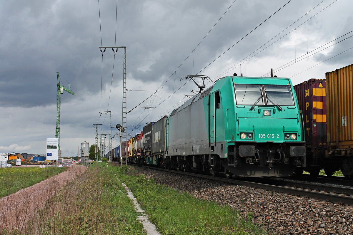 Mit einem Containerzug nach Italien fuhr am Mittag des 28.04.2019 die ATLU/RTX 185 615-2, welche den Zug auf dem Abschnitt von Aachen West bis Basel Bad Rbf bespannte, nördlich vom Bahnhof Müllheim (Baden) über die Rheintalbahn in Richtung Schweizer Grenze.