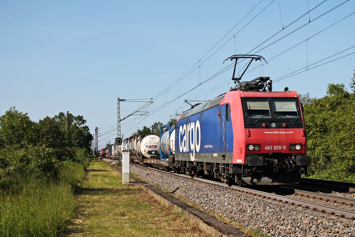 Mit einem Containerzug nach Italien, der hauptsächlich mit Kesselcontainern beladen war, fuhr am Nachmittag des 23.05.2019 die Re 482 020-5 südlich vom Hp. Auggen über die Rheintalbahn in Richtung Schweizer Grenze.