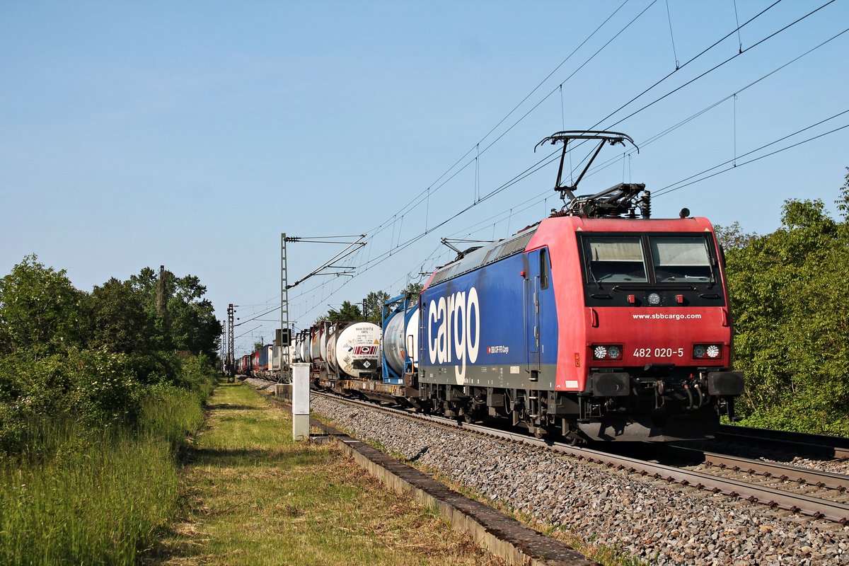 Mit einem Containerzug nach Italien, der hauptsächlich mit Kesselcontainern beladen war, fuhr am Nachmittag des 23.05.2019 die Re 482 020-5 südlich vom Hp. Auggen über die Rheintalbahn in Richtung Schweizer Grenze.