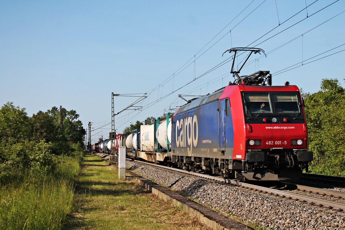 Mit einem Containerzug nach Italien, der hauptsächlich Kesselcontainer geladen hat, fuhr am Nachmittag des 23.05.2019 die Re 482 001-5 südlich vom Haltepunkt Buggingen über die KBS 703 durchs Rheintal in Richtung Basel.