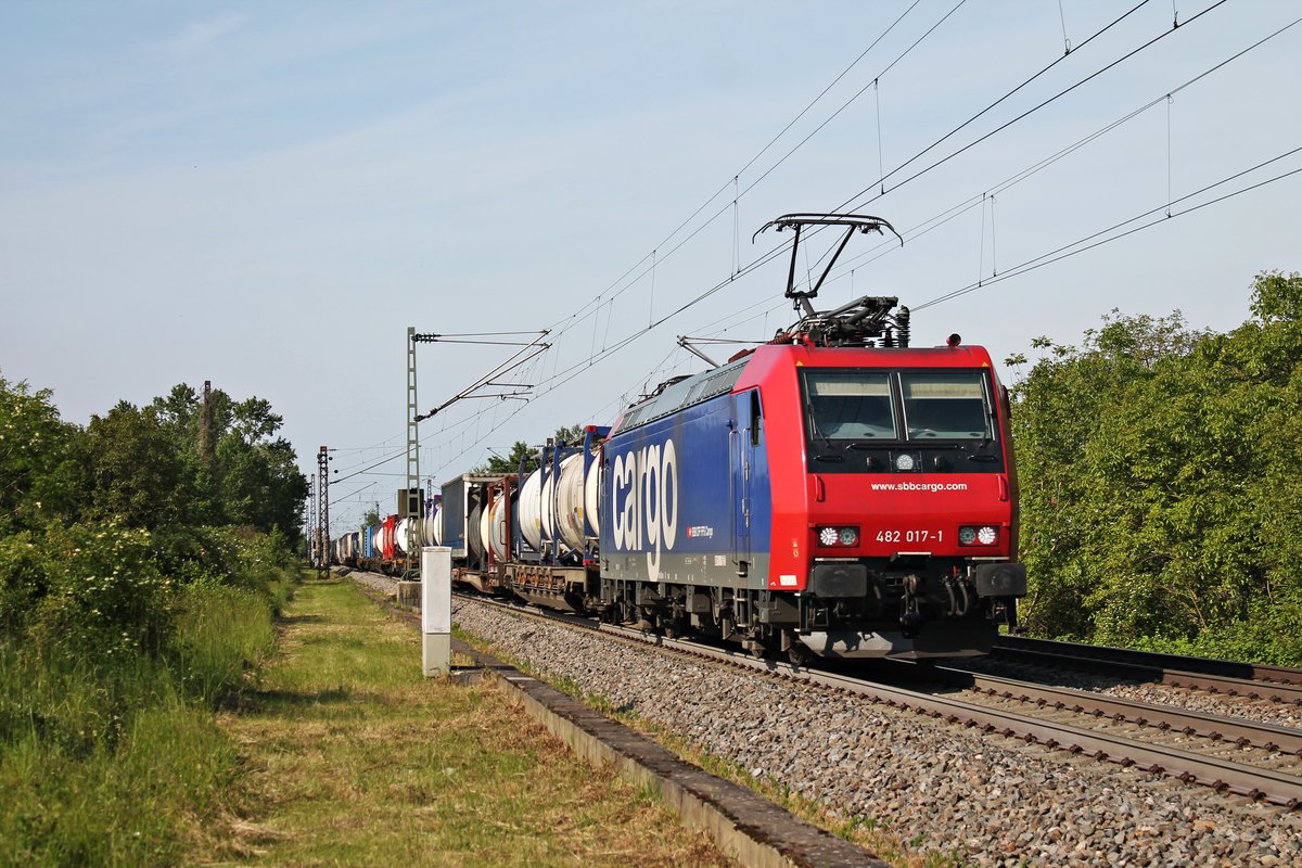 Mit einem Containerzug nach Italien fuhr am Nachmittag des 24.05.2019 die Re 482 017-1 beim Hp. Buggingen über die Rheintalbahn in Richtung Basel.
