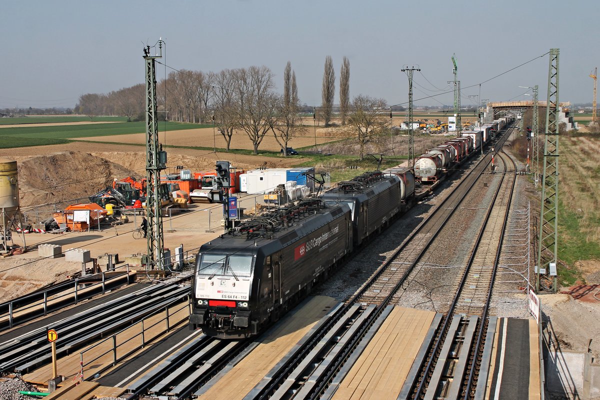 Mit einem Containerzug nach Italien fuhr am Nachmittag des 28.03.2020 die MRCE/SBBCI ES 64 F4-112 (189 112-6)  SBB Cargo International  zusammen mit der MRCE/SBBCI ES 64 F4-289 (189 289-2) an den Baustellen im Bahnhofsbereich von Müllheim (Baden) vorbei in Richtung Schweiz.