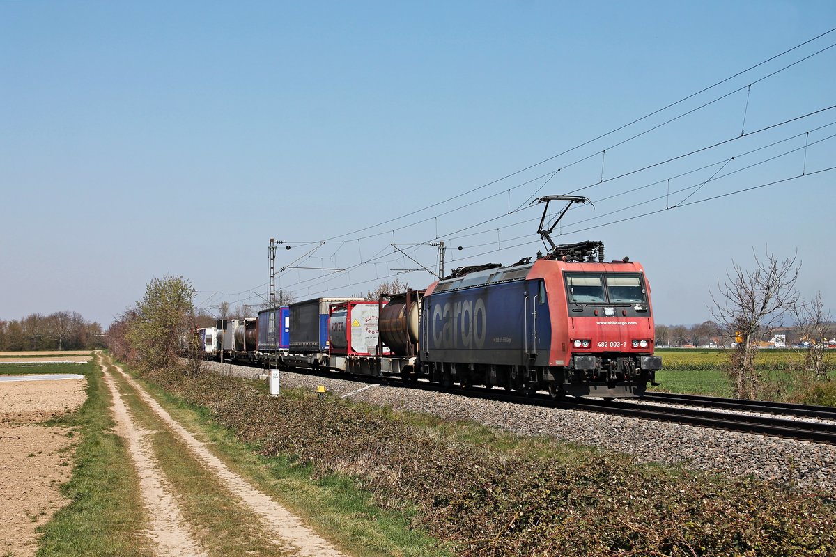 Mit einem Containerzug nach Italien fuhr am frühen Nachmittag des 02.04.2020 die Re 482 003-1 südlich von Buggingen über die Rheintalbahn durchs Markgräflerland in Richtung Schweiz.