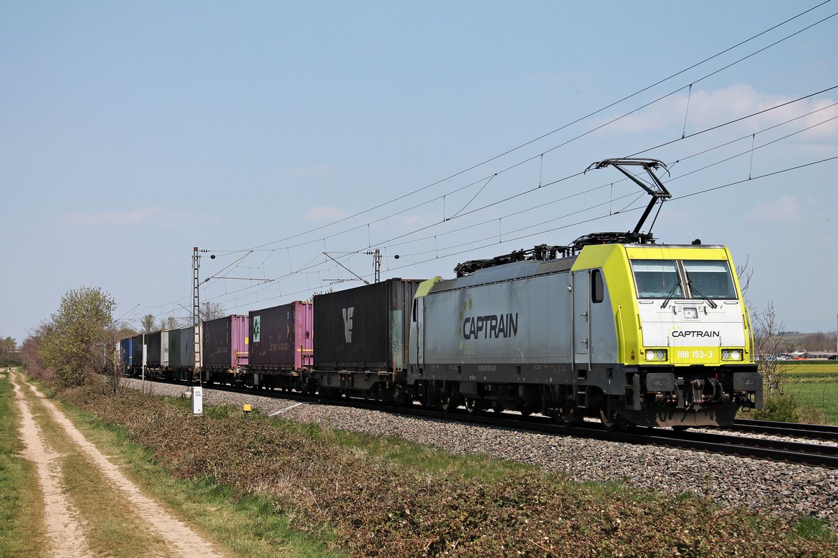 Mit einem Containerzug nach Italien fuhr am Nachmittag des 09.04.2020 die ITL/CCW 186 153-3, welche den Zug zwischen Rotterdam Waalhaven und Basel SBB RB bespannte, südlich von Buggingen über die Rheintalbahn in Richtung Schweiz.