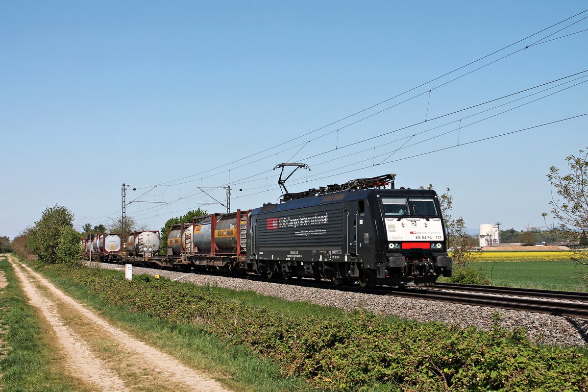 Mit einem Containerzug nach Italien fuhr am Nachmittag des 23.04.2020 die MRCE/SBBCI ES 64 F4-112 (189 112-6)  SBB Cargo International  südlich von Buggingen über die Rheintalbahn in Richtung Müllheim (Baden).