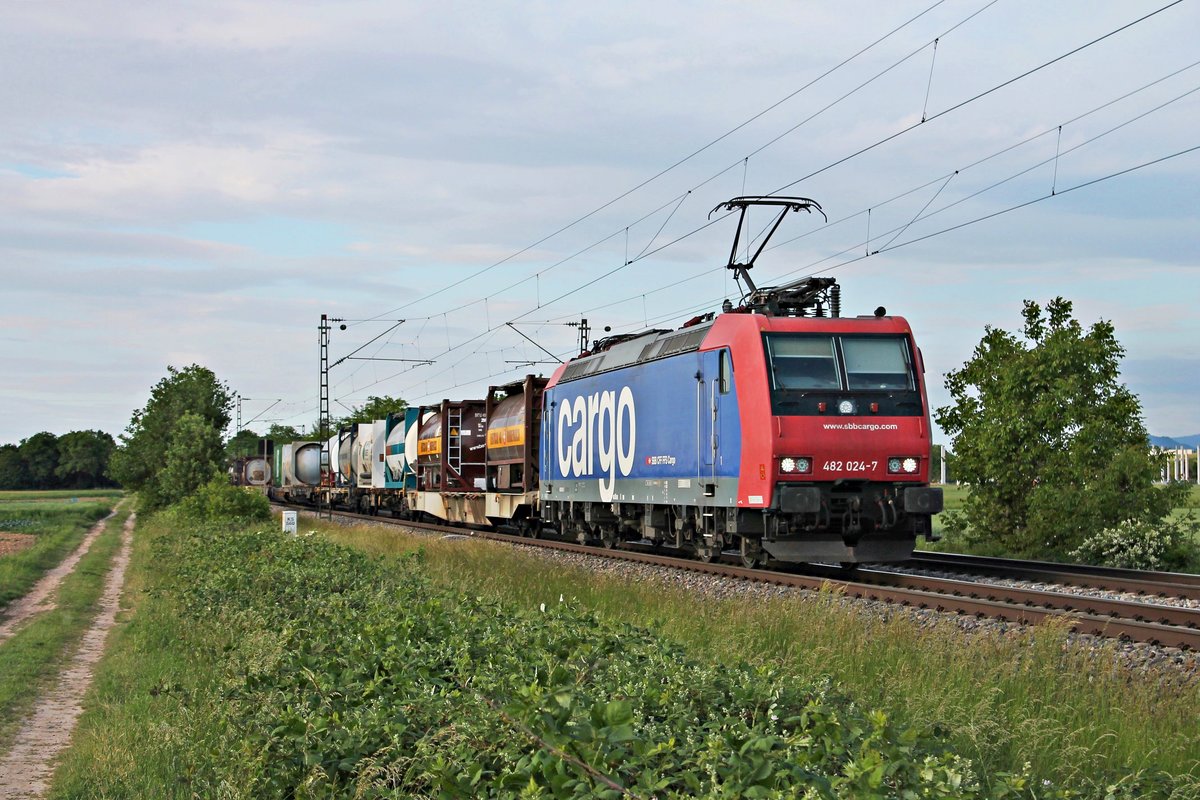 Mit einem Containerzug nach Italien fuhr am Abend des 19.05.2020 die Re 482 024-7 südlich von Buggingen über die KBS 702 durchs Rheintal in Richtung Müllheim (Baden).