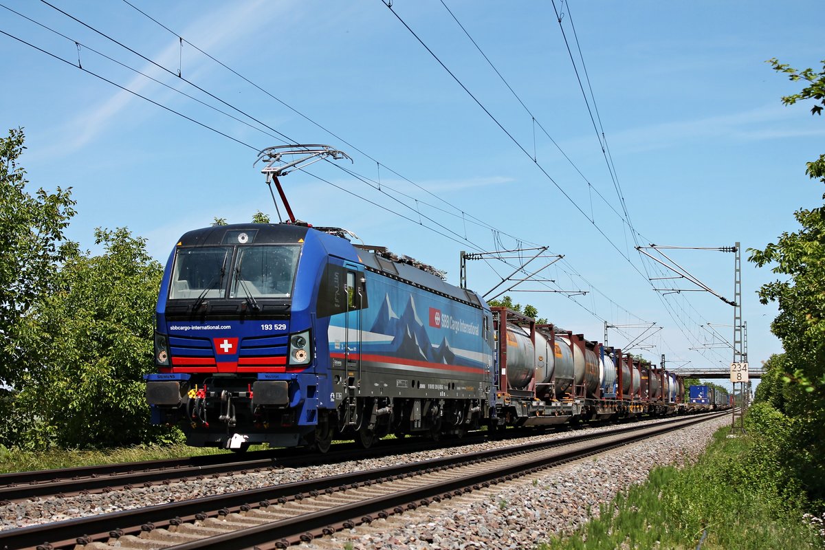 Mit einem Containerzug nach Italien fuhr am späten Mittag des 27.05.2020 die Südleasing/SBBCI 193 529  Neckar  bei Hügelheim über die Rheintalbahn durchs Markgräflerland in Richtung Müllheim (Baden).