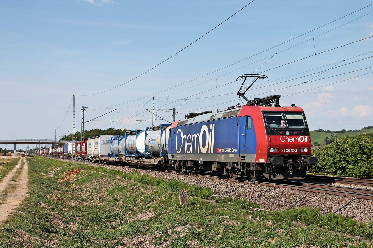 Mit einem Containerzug nach Italien fuhr am späten Nachmittag des 02.06.2020 die Re 482 012-2  ChemOil , welche den Zug nur bis Basel SBB RB bespannte, südlich von Auggen durchs Rheintal.