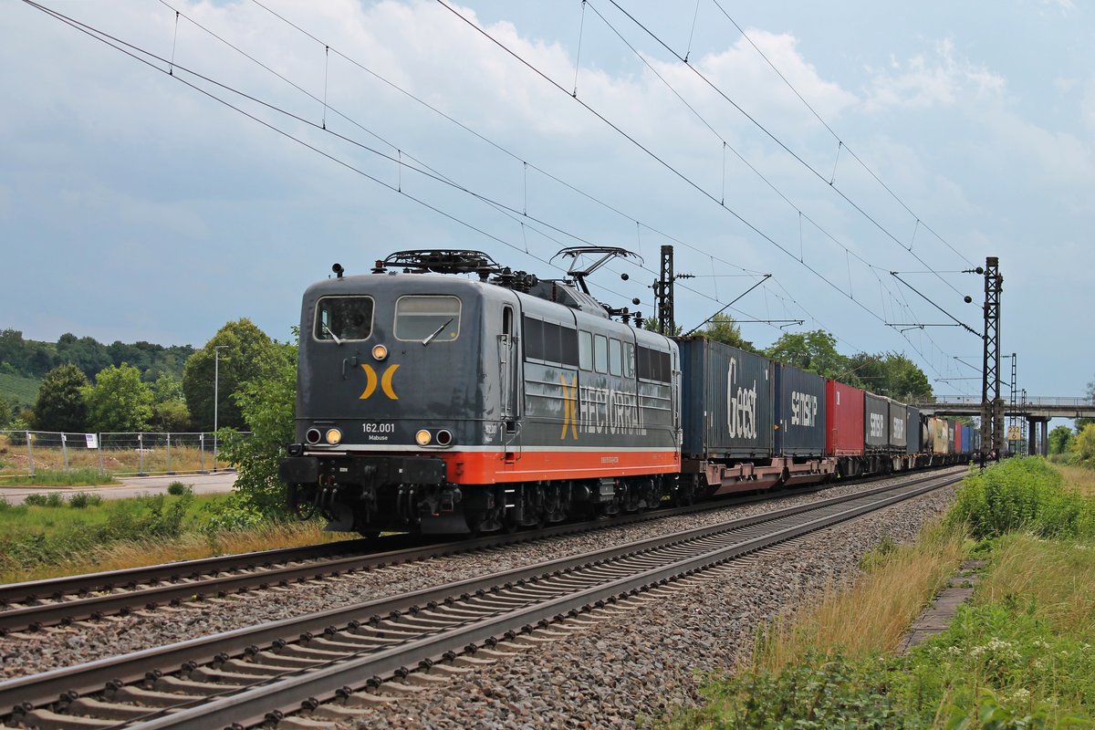 Mit einem Containerzug nach Krefeld fuhr am 22.07.2017 die 162.001 (151 013-0)  Mabuse  bei Buggingen am Schwarzwald entlang in Richtung Freiburg (Breisgau).