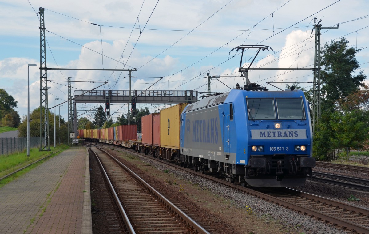 Mit einem Containerzug nach Leipzig-Wahren durchfährt 185 511 am 14.10.14 Niederndodeleben.