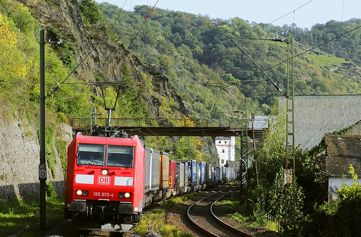 Mit einem Containerzug nach Norden ist 185 073-4 am 11.10.2023 in St. Goarshausen unterwegs