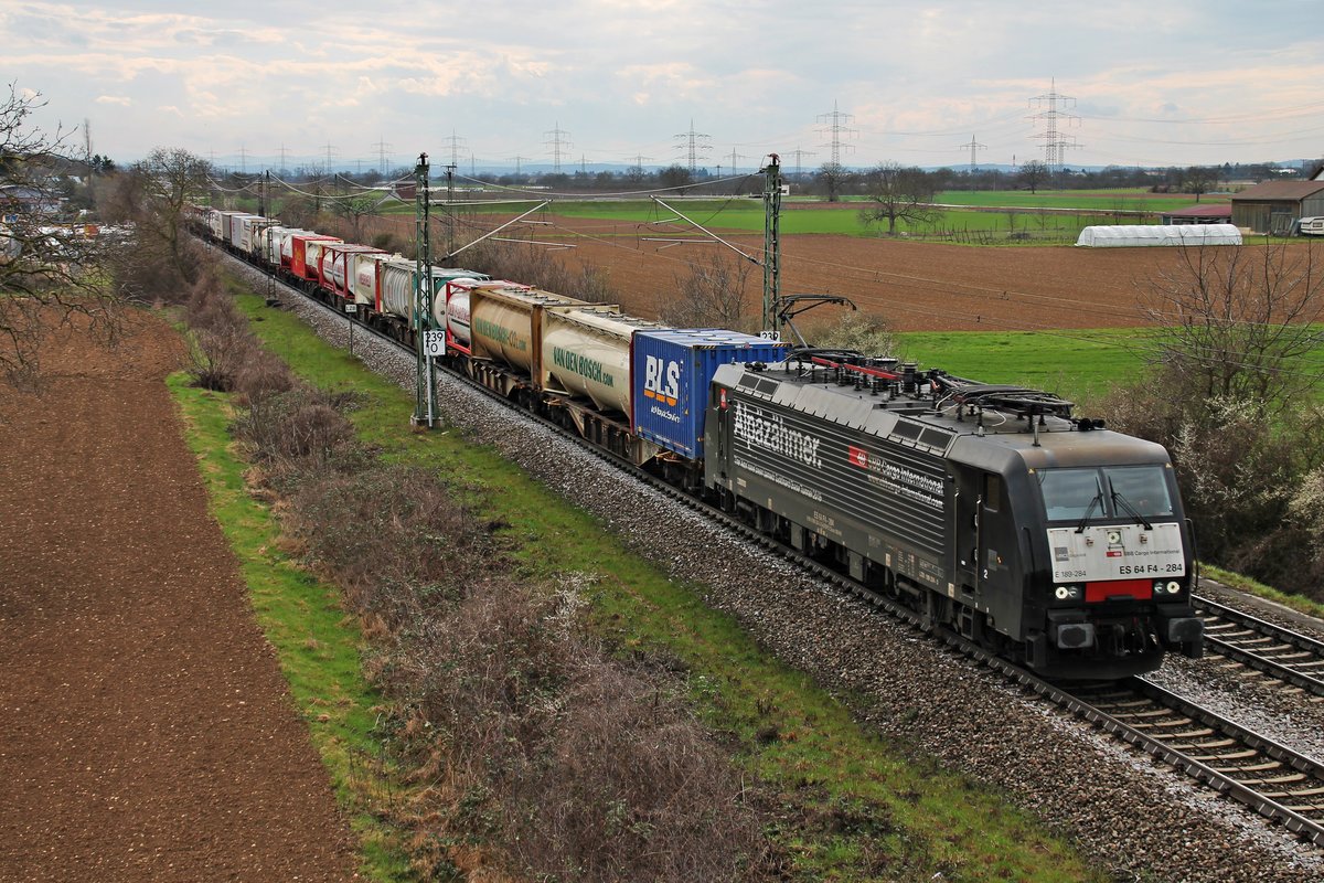 Mit einem Containerzug nach Rotterdam Waalhaven fuhr am 30.03.2016 die MRCE/SBB Cargo ES 64 F4-284 (189 284-3)  Alpäzähmer  bei Auggen in Richtung Müllheim (Baden).
