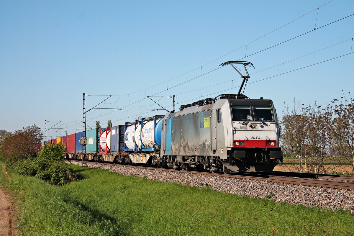 Mit einem Containerzug nach Rotterdam fuhr am 05.05.2016 die Railpool/BLSC 186 104  1 Locomotive / 4 Countries  auf der Rheintalbahn bei Hügelheim in Richtung Freiburg (Breisgau).
