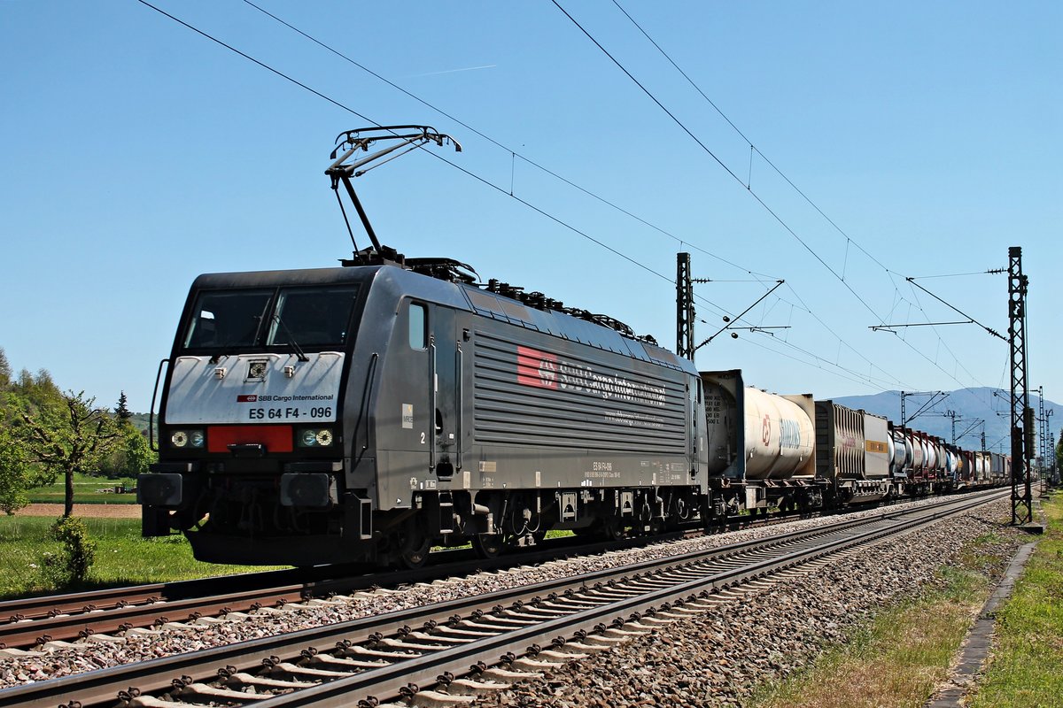 Mit einem Containerzug nach Rotterdam fuhr am 05.05.2016 die MRCE/SBBCI ES 64 F4-096 (196 996-2)  SBB Cargo International  zwischen Kenzingen und Riegel in Richtung Offenburg.