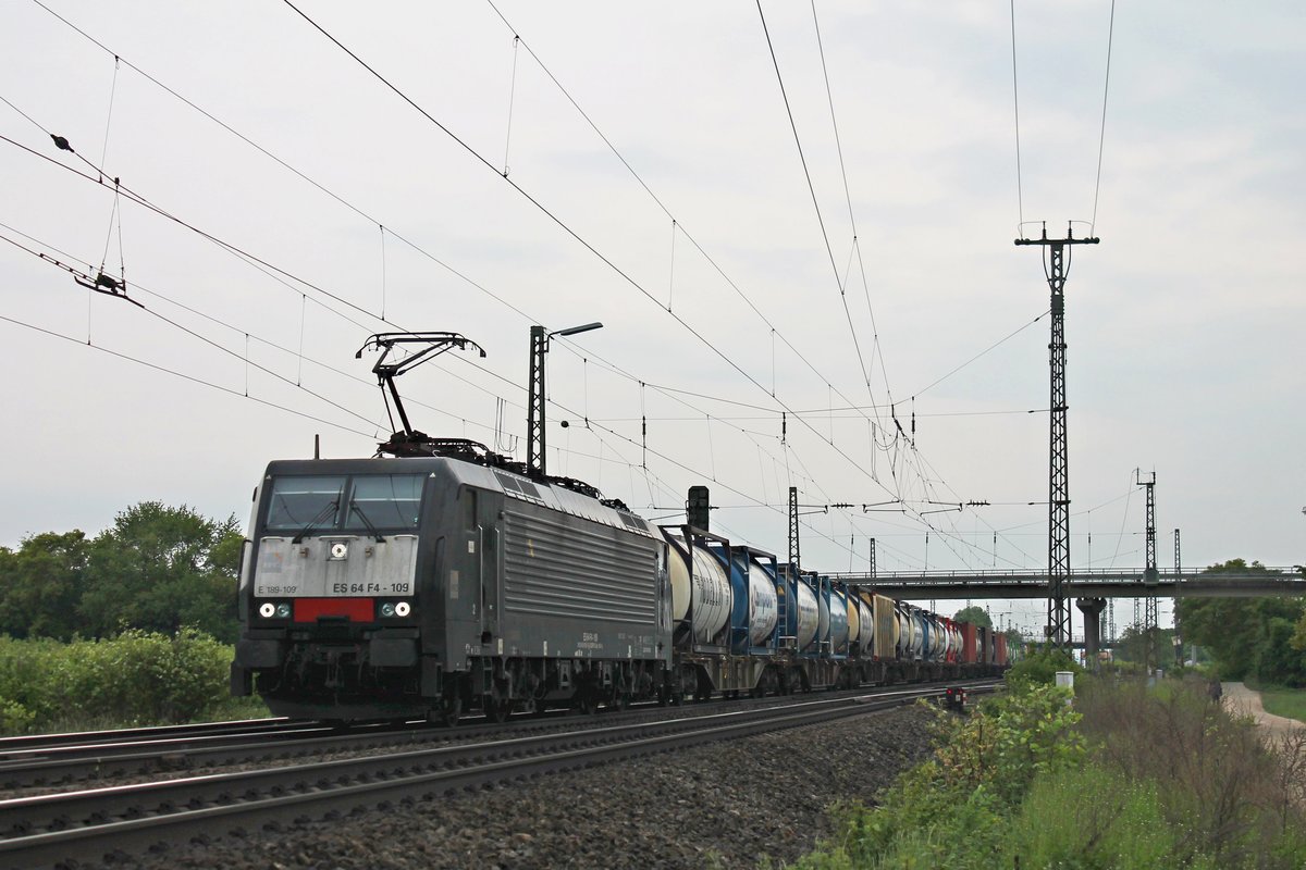 Mit einem Containerzug nach Rotterdam fuhr am Nachmittag des 03.05.2018 die MRCE/SBBCI ES 64 F4-109 (189 109-2) nördlich von Müllheim (Baden) durchs Rheintal in Richtung Buggingen.