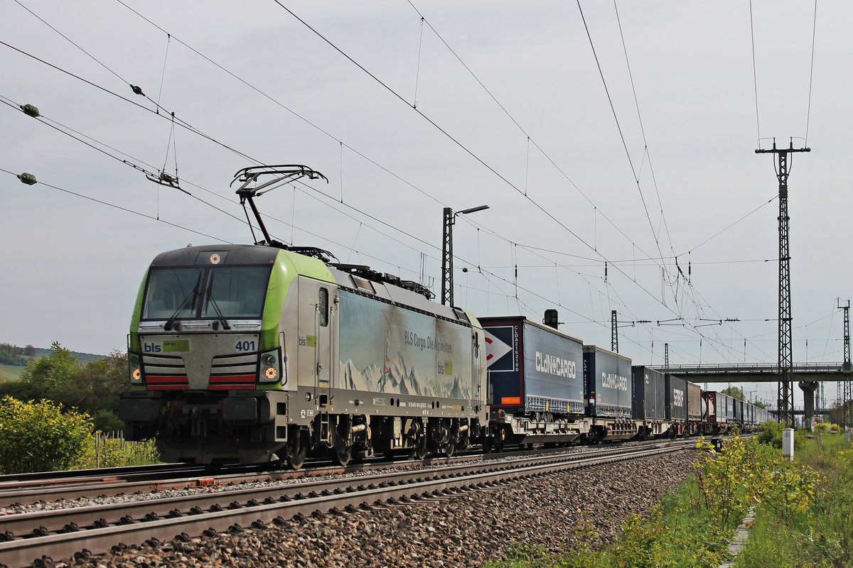Mit einem Containerzug nach Rotterdam fuhr am Nachmittag des 07.05.2019 die Re 475 401 durch den Bahnhof von Müllheim (Baden) über die RHeintalbahn in Richtung Freiburg (Breisgau).