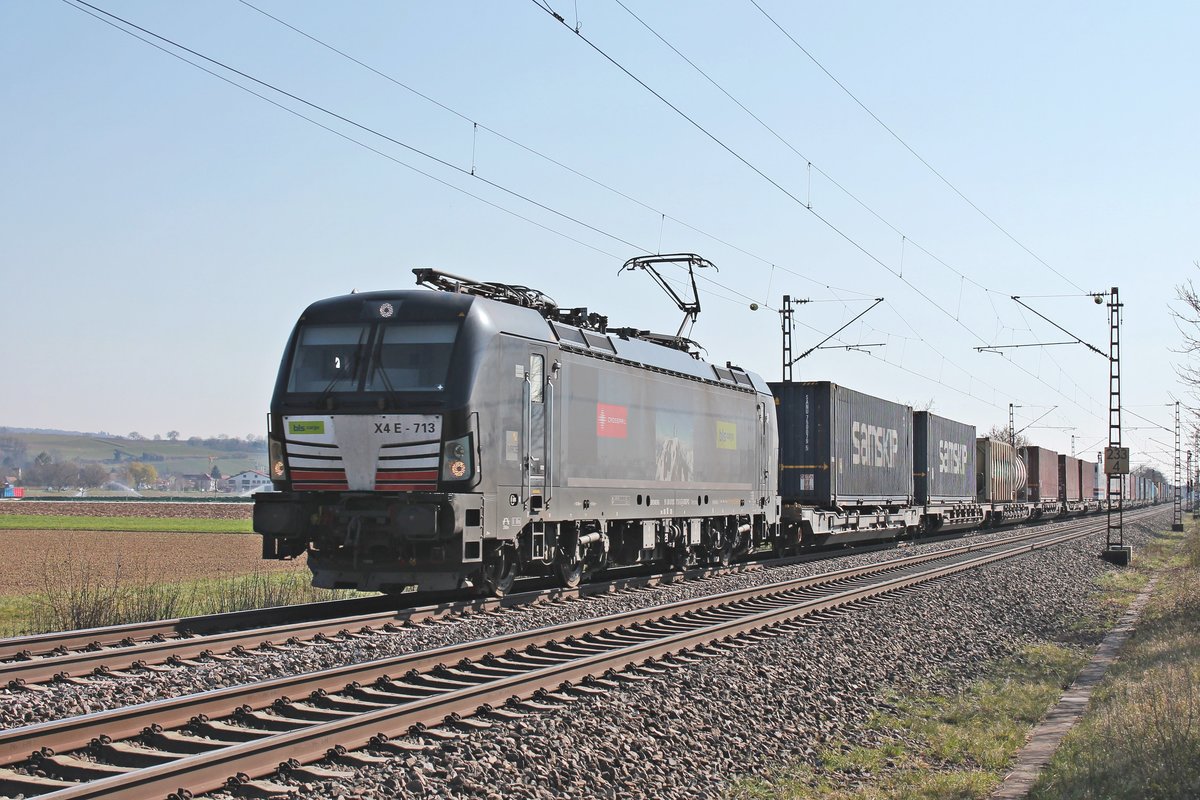 Mit einem Containerzug nach Rotterdam Waalhaven fuhr am Nachmittag des 01.04.2020 die MRCE/BLSC X4 E-713 (193 713-5) nördlich von Hügelheim über die KBS 702 durchs Markgräflerland in Richtung Freiburg (Breisgau).