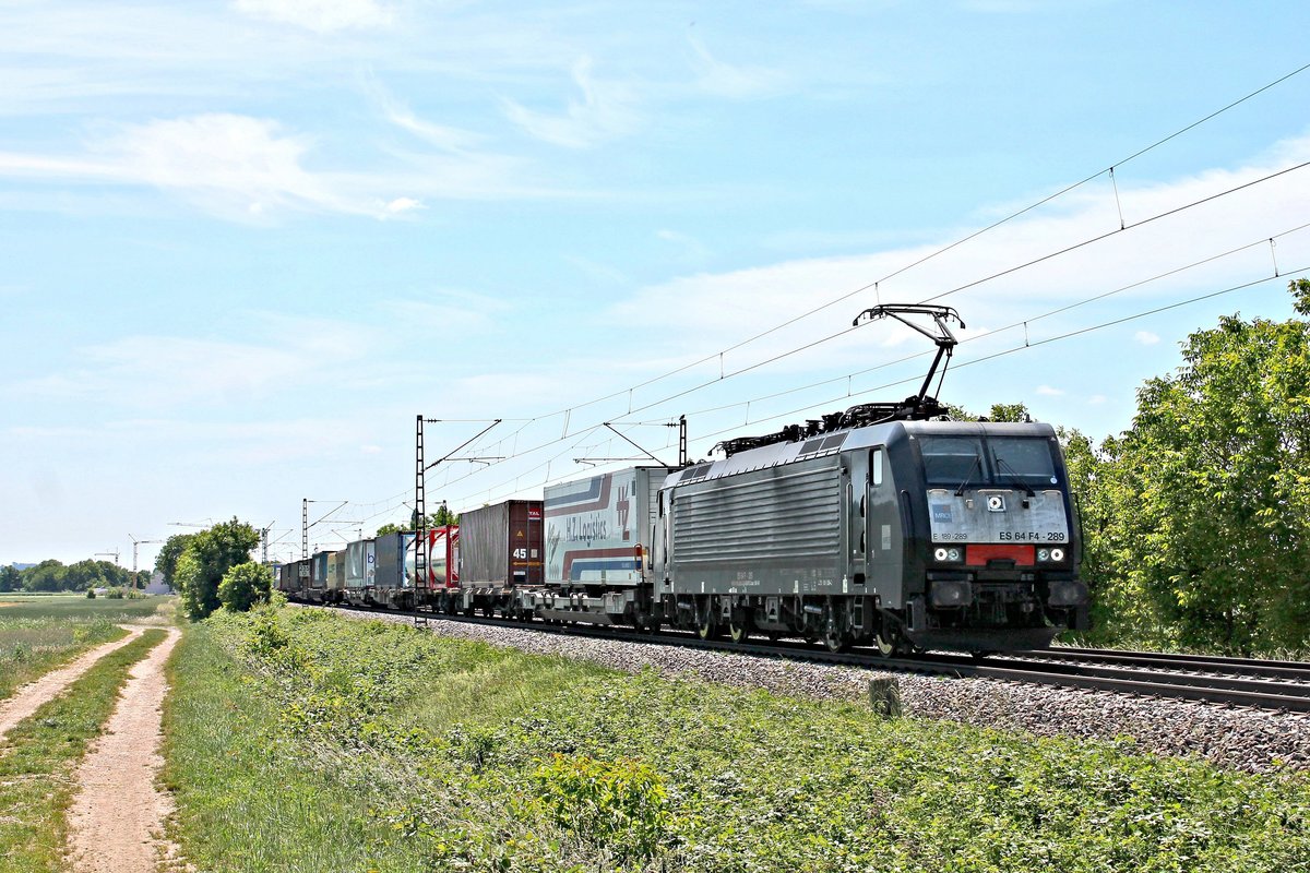 Mit einem Containerzug nach Rotterdam fuhr am frühen Nachmittag des 27.05.2020 die MRCE/SBBCI ES 64 F4-289 (189 289-2) nördlich von Müllheim (Baden) an der Gemeinde Hügelheim vorbei in Richtung Freiburg (Breisgau).