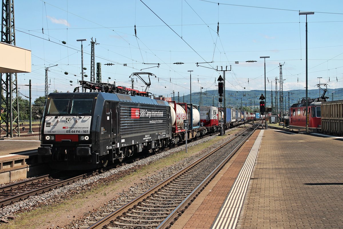 Mit einem Containerzug nach Rotterdam Waalhaven fuhr am 08.07.2015 die ES 64 F4-107 (189 107-6)  SBB Cargo International  über Gleis 4 durch den Badischen Bahnhof von Basel in Richtung Deutschland.